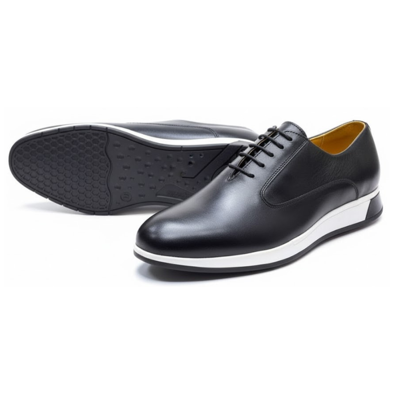 chaussure basse en cuir noir avec une semelle caoutchouc blanche