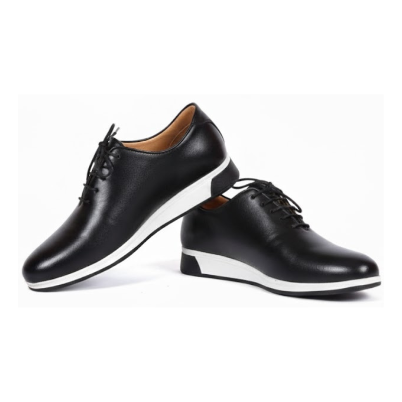 chaussure derby en cuire noire avec une semelle blanche