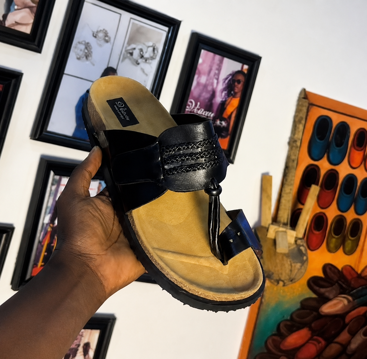 Sandale Mules Homme en Cuir Noir "Dhaka" – Style Entredoigt — vue 1